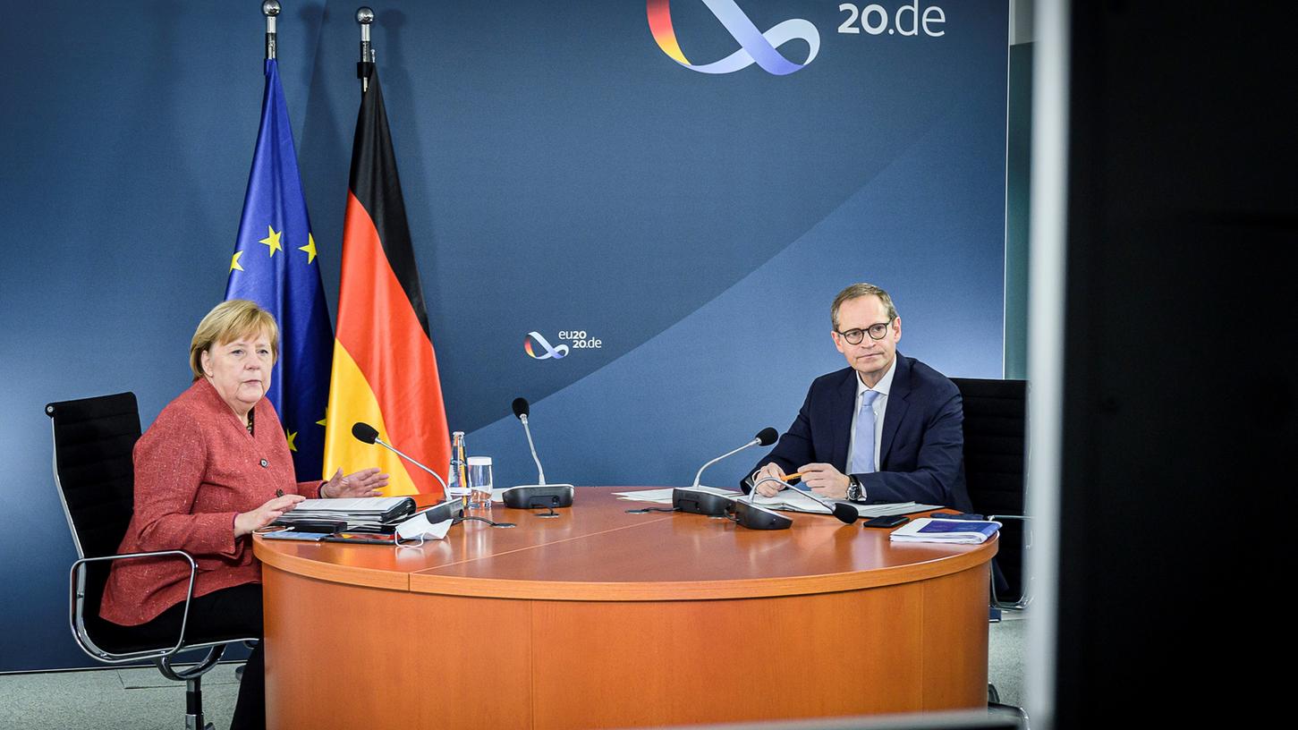 Bei der Schalte mit den Länder-Chefs: Angela Merkel und Berlins Regierender Bürgermeister Michael Müller.