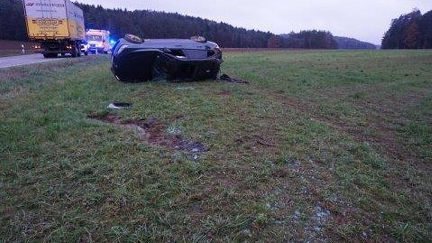 Auto überschlägt sich bei Oberfellendorf: Fahrer verletzt