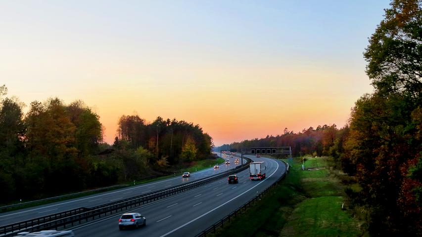 Auf der Autobahnbrücke am Buchenbühler Weg an einem klaren Novemberabend: Es sieht so friedlich aus, trotz aller Hektik und Eile. Abends auf der Autobahn versuchen die meisten noch schnell „die Kurve zu kriegen“ und nach Hause zu kommen.
