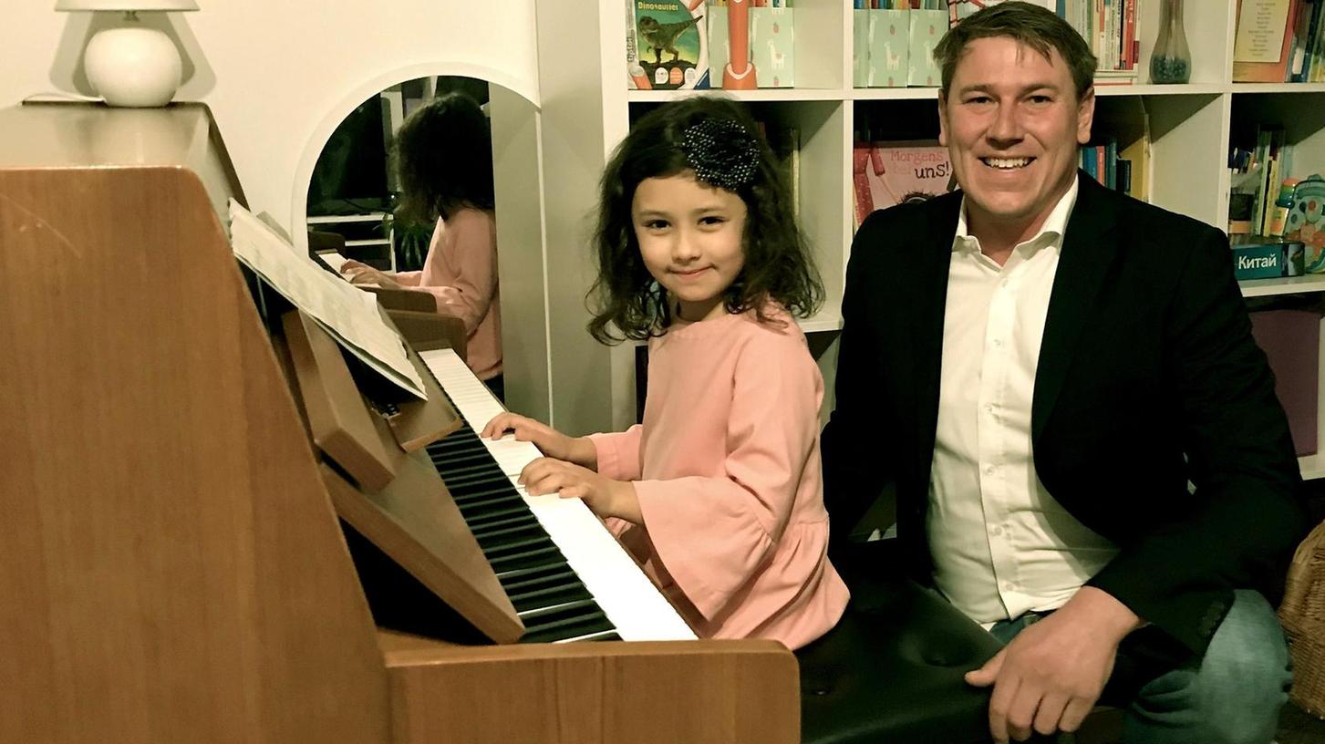 Über den Sonderfonds für Kinder der Bürgerstiftung Erlangen bekam die siebenjährige Marie-Sophie ein Klavier. Gestiftet hat es Christian Haußner (re).