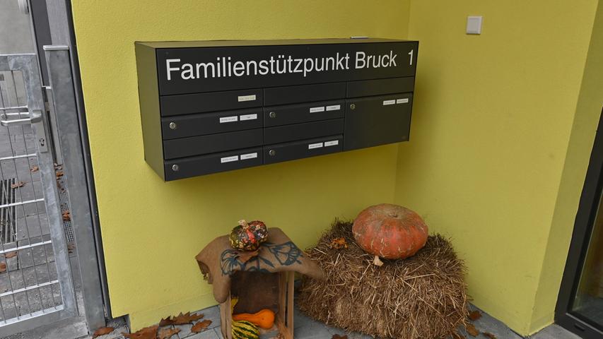 Herbstlich geschmückt: Der Eingangsbereich des neuen Familienzentrums in Bruck.