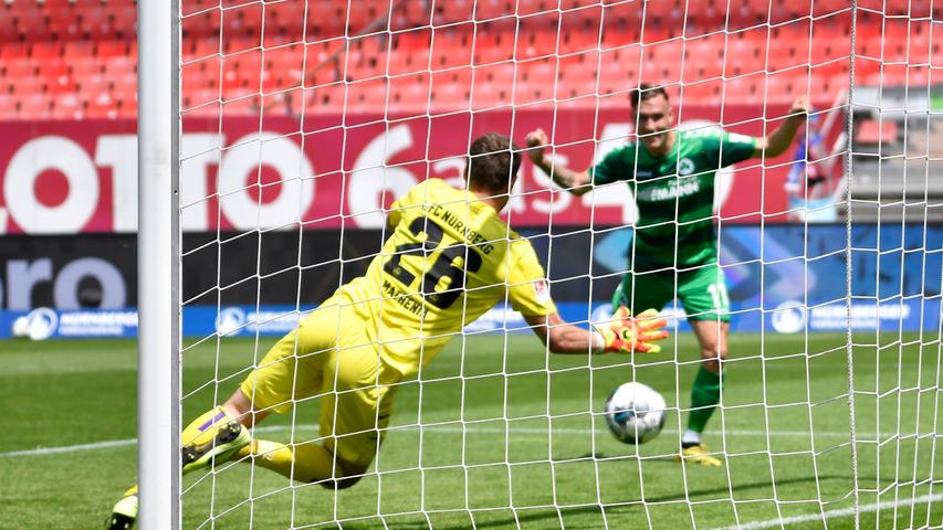 Das 266. Aufeinandertreffen war für den 1. FC Nürnberg die große Hoffnung, eine völlig verkorkste Saison mit einem Derbysieg doch noch versönlich zu Ende zu bringen. Daran hatte das Kleeblatt jedoch keinerlei Interesse. Besonders nicht der gebürtige Nürnberger David Raum.