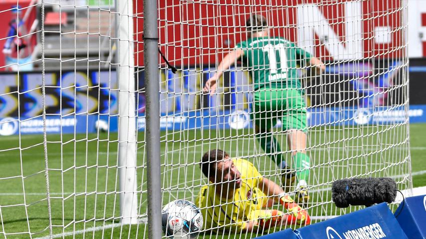 Das Fürther Eigengewächs, im menschenleeren Max-Morlock-Stadion erst zur Halbzeit eingewechselt, entschied mit einem platzierten Kopfball das Aufeinandertreffen für die Spielvereinigung. Christian Mathenia war zwar dran, konnte den nächsten herben FCN-Rückschlag aber nicht verhindern. Das Fürther Eigengewächs, im menschenleeren Max-Morlock-Stadion erst zur Halbzeit eingewechselt, entschied mit einem platzierten Kopfball das Aufeinandertreffen für die Spielvereinigung. Christian Mathenia war zwar dran, konnte den nächsten herben FCN-Rückschlag aber nicht verhindern.