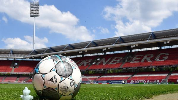 Ein Anblick, auf den man gerne verzichten würde, der in Zeiten einer weltweiden Pandemie aber nicht zu vermeiden war. Besonders in solchen prestigeträchtigen Begegnungen wie dem Frankenderby war das Fehlen der Fans und der Choreos immens schmerzhaft. Gleich drei Derbys mussten im Sinne der Eindämmung der Corona-Pandemie vor leeren Rängen ausgetragen werden.