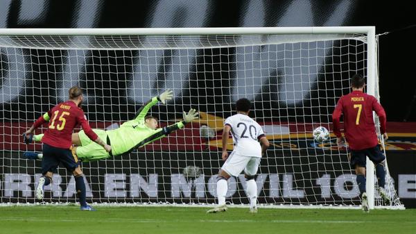 Das Unheil nimmt seinen Lauf: Seleccion-Stürmer Morata brachte die Iberer in einem denkwürdigen Spiel in Front.