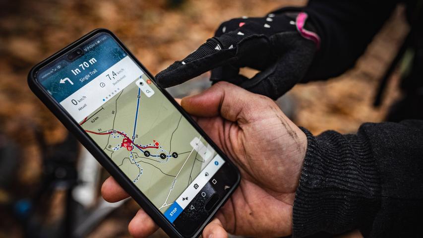 Wer hier den Überblick behalten möchte, muss auf moderne Technik setzen. David Krieg zückt sein Smartphone. Eine Karte verrät ihm den eigenen Standort – und die Lage jener Streckenstücke, die einem Mountainbiker viel Vergnügen bereiten. 