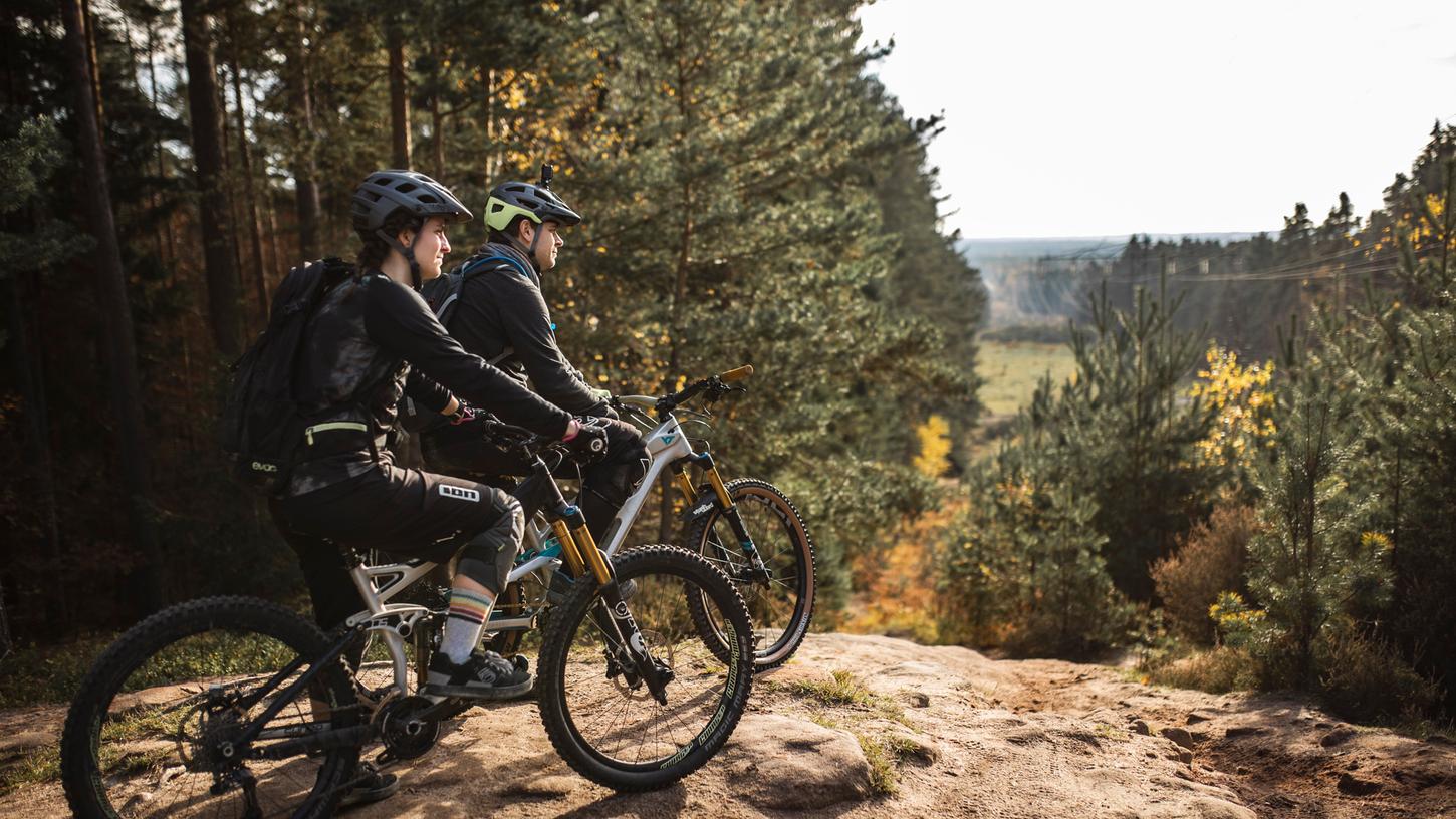 Der Trail kann beginnen: Clara Becker und David Krieg auf dem Schmausenbuck.