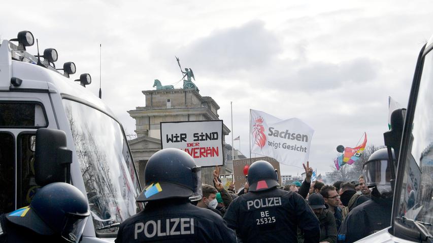 Corona-Demonstration in Berlin: Polizei setzt Wasserwerfer ein