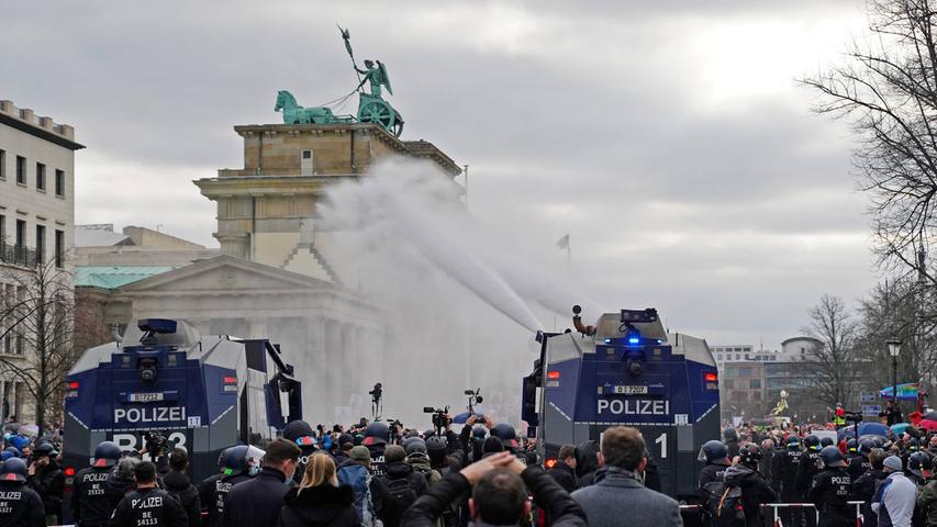 Corona-Demonstration in Berlin: Polizei setzt Wasserwerfer ein