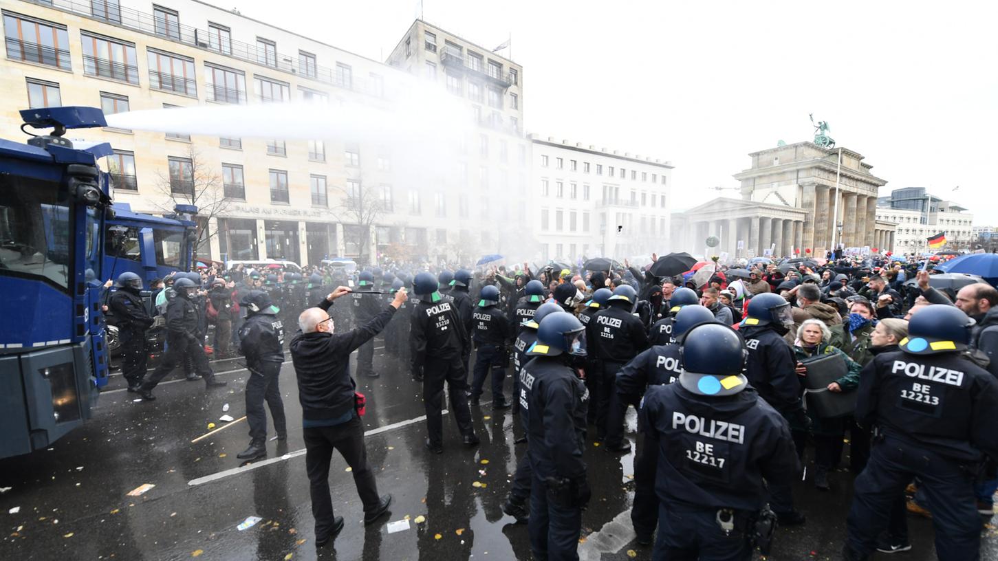  Im Berliner Regierungsviertel haben heute erneut Tausende Menschen gegen die Corona-Maßnahmen der Bundesregierung demonstriert. Die Polizei griff hart durch, weil sich nicht an Masken- und Abstandsregeln gehalten wurde. 