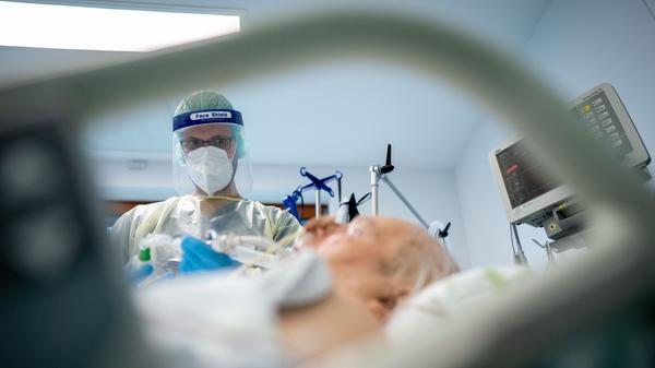 Am 8. März 2020 stirbt der erste Deutsche an den Folgen von Covid-19. Der 60-Jährige hatte im Urlaub in Ägypten Fieber bekommen und war positiv auf das neue Coronavirus getestet worden. Er wurde vor Ort in einem Krankenhaus behandelt, starb aber nach wenigen Tagen. Der erste Todesfall in der Bundesrepublik folgt einen Tag später, ein 78-Jähriger aus dem stark betroffenen Kreis Heinsberg stirbt nach der Infektion an Herzversagen.