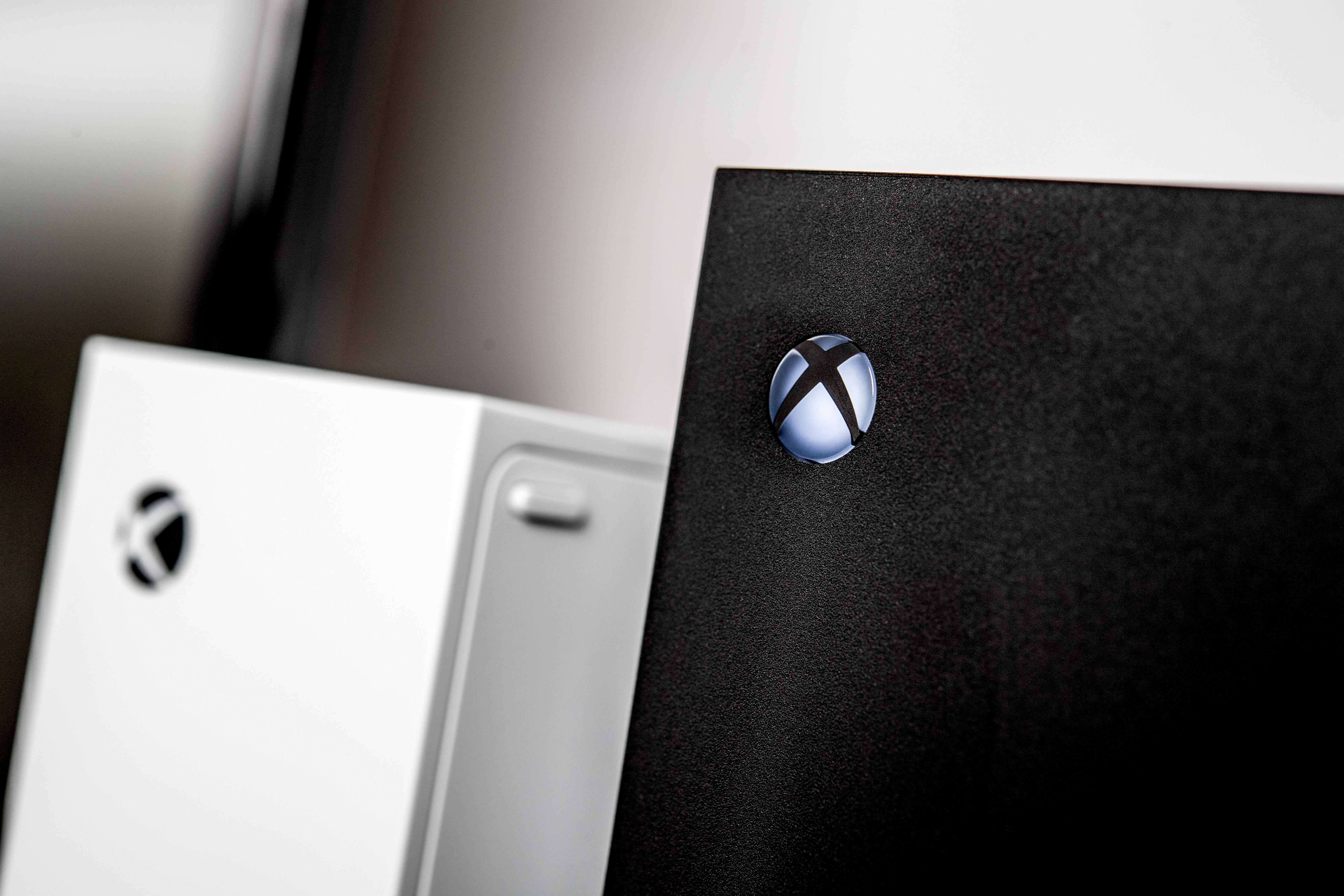 Im November 2020 läutet Microsoft dann die neue Konsolengeneration ein: Die Xbox Series X - und ihr "kleiner Bruder" Xbox Series S, kommen auf den Markt. Die Optik der Konsolen erinnert mehr an die Bestellannahme bei Fast-Food-Restaurants - was im Internet natürlich für Spott sorgt. Dennoch überzeugt die neue Xbox mit starker Rechenleistung und einem gelungenen Marktstart. 