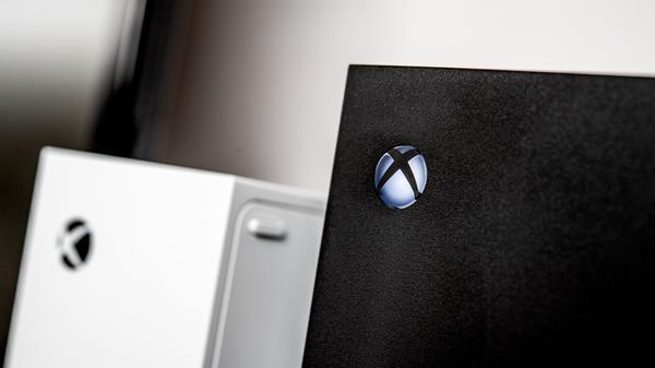 Im November 2020 läutet Microsoft dann die neue Konsolengeneration ein: Die Xbox Series X - und ihr "kleiner Bruder" Xbox Series S, kommen auf den Markt. Die Optik der Konsolen erinnert mehr an die Bestellannahme bei Fast-Food-Restaurants - was im Internet natürlich für Spott sorgt. Dennoch überzeugt die neue Xbox mit starker Rechenleistung und einem gelungenen Marktstart.