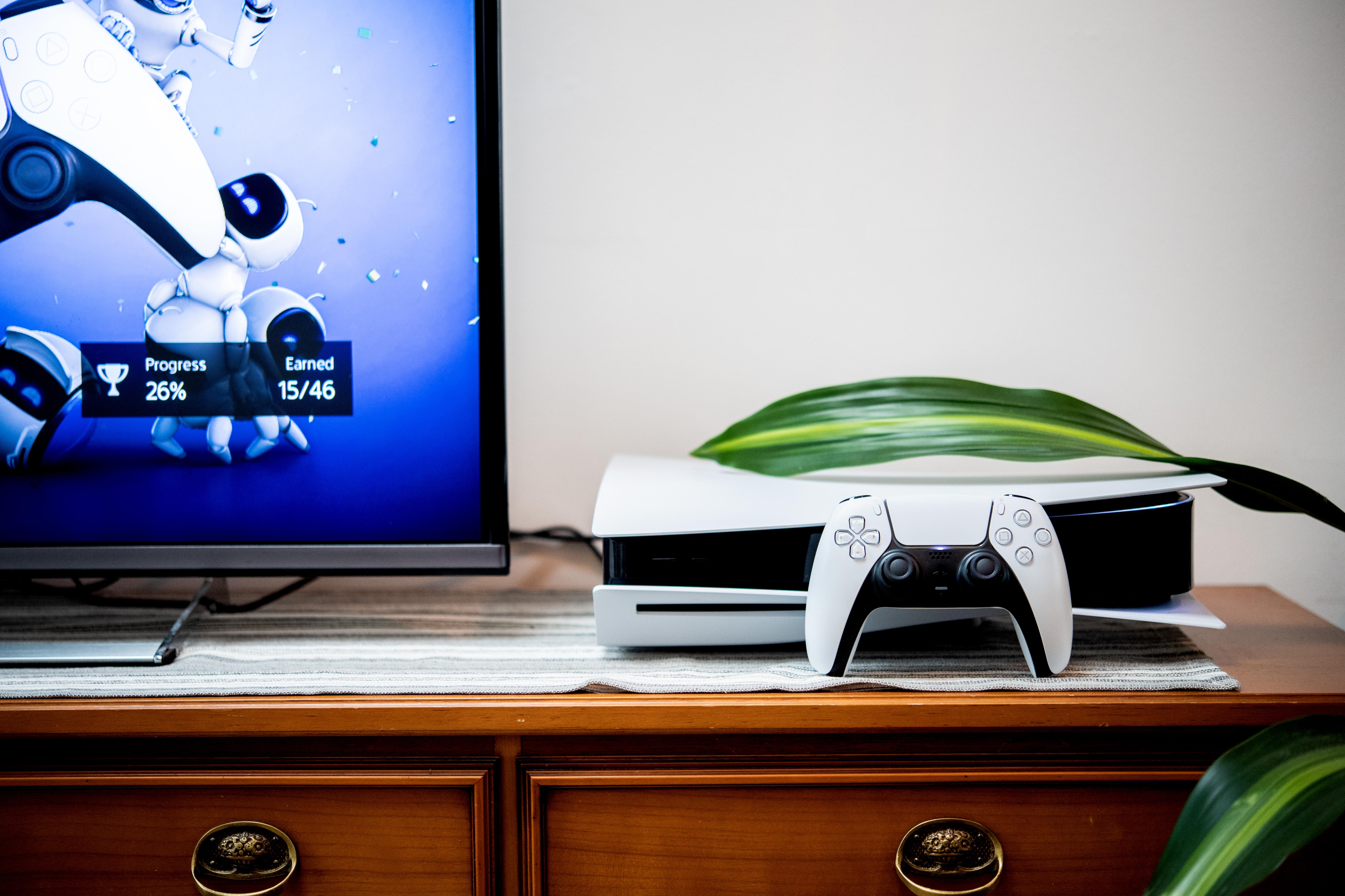 Auch die Playstation 5 ist keine Schönheit, kommt eher klobig daher. Ebenfalls seit November 2020 ist sie auf dem Markt, wer eine ergattern will, muss geduldig sein. Wie es indes bei Nintendo weitergeht, ist noch offen. Aufgrund des großen Erfolgs der Switch kann sich das Unternehmen aber zurücklehnen und ansehen, was die Konkurrenz so macht.