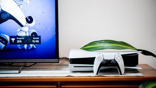 Auch die Playstation 5 ist keine Schönheit, kommt eher klobig daher. Ebenfalls seit November 2020 ist sie auf dem Markt, wer eine ergattern will, muss geduldig sein. Wie es indes bei Nintendo weitergeht, ist noch offen. Aufgrund des großen Erfolgs der Switch kann sich das Unternehmen aber zurücklehnen und ansehen, was die Konkurrenz so macht.