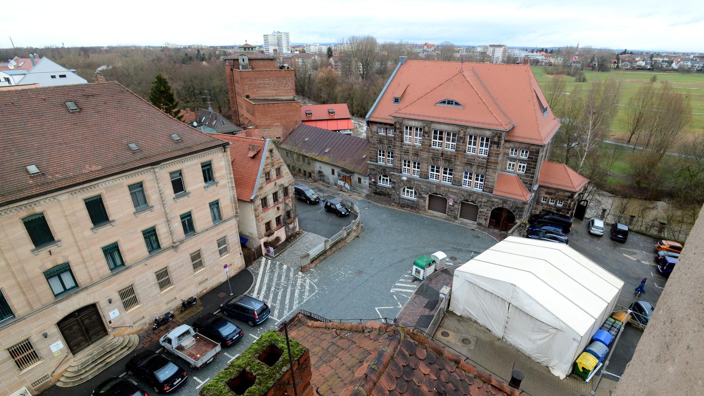Der Helmplatz neben der Feuerwache soll gestaltet werden, eine Verbindung zur geplanten Uferpromenade an der Pegnitz (oben rechts) entstehen.
Der Helmplatz neben der Feuerwache soll gestaltet werden, eine Verbindung zur geplanten Uferpromenade an der Pegnitz (oben rechts) entstehen.