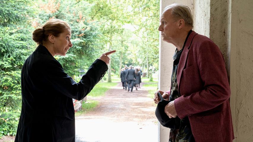 Felix Murot (Ulrich Tukur) besucht seine eigene Beerdigung. Seine Kollegin Magda Wächter  (Barbara Philipp), die ihn natürlich für tot hielt, ist außer sich - und eifersüchtig auf die Frau, die plötzlich an Murots Seite ist.