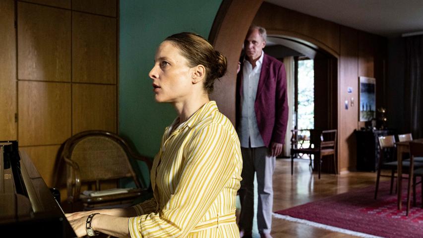 Unschuldslamm oder Mörderin? Monika Boenfeld (Anne Ratte-Polle) zieht Felix Murot (Ulrich Tukur) nicht nur durch ihr Klavierspiel an.