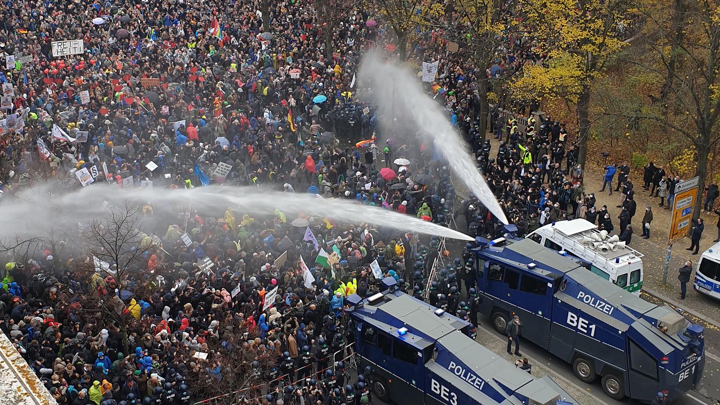 Corona-Demo in Berlin: 365 Menschen in Gewahrsam