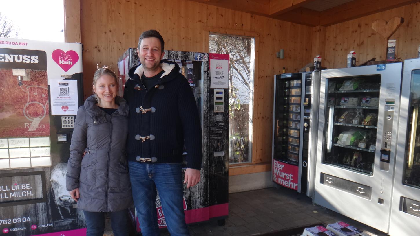 Leidenschaft für die Landwirtschaft: Steffi und Michi Bauer, Milchbauern aus Obermichelbach im Landkreis Fürth vor ihren Hofautomaten.