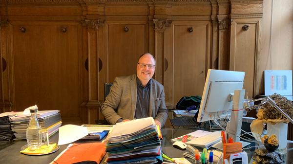 Christian Vogel, seit 2014 SPD-Bürgermeister, ist zwar ein Digitalmensch, sammelt aber zwangsläufig Aktenberge an. Dies immerhin im altehrwürdigen Peter-Flötner-Zimmer des Wolff’schen Rathaus-Baus. Zum ganzen Artikel