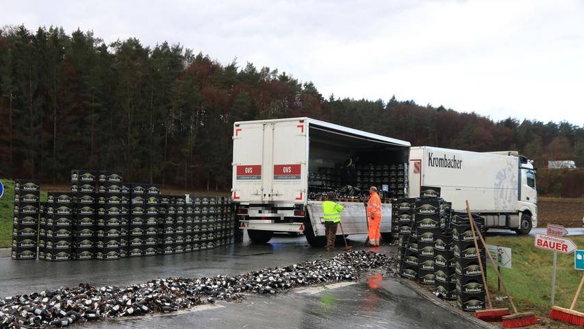 Tausende Scherben: Lkw verliert komplette Ladung Bier in Oberfranken