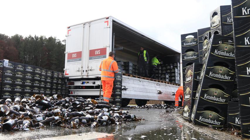Tausende Scherben: Lkw verliert komplette Ladung Bier in Oberfranken
