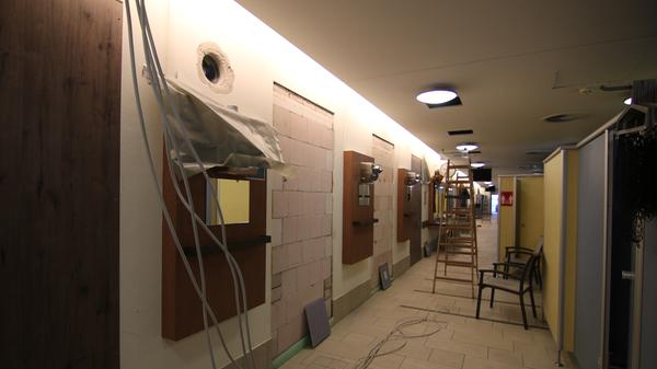 Nebenbaustelle: Westlich des Umkleide-Bereichs (rechts) entstehen unter anderem Sammelumkleiden, doch noch sind die Zugänge zugemauert.