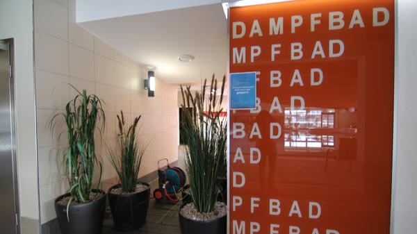 Blumen-Parkplatz: der Eingang zu den Dampfbädern.