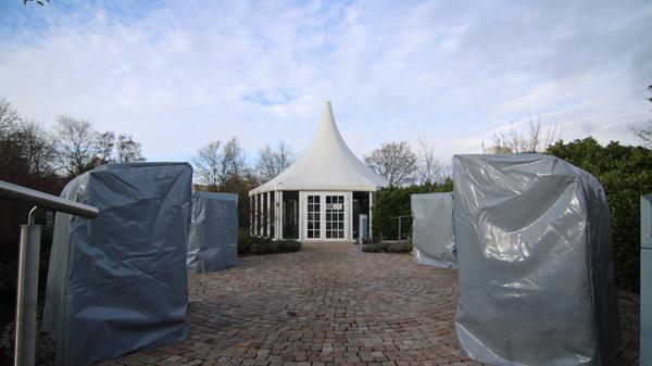 Strandkörbe und Ruhehaus befinden sich schon im Zwangs-Winterschlaf.;