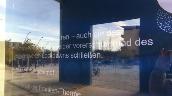 Am Haupteingang wird erklärt, warum sich die Tore nicht öffnen.
