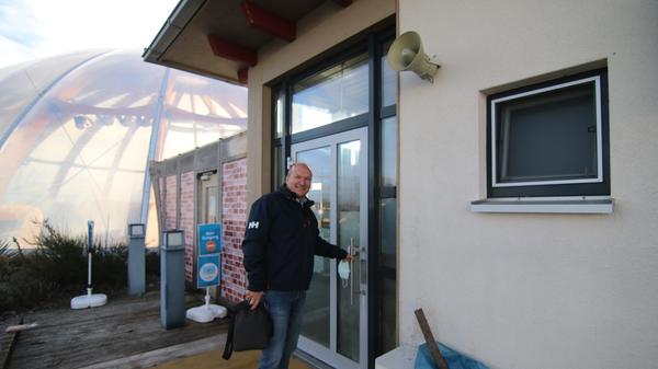 Thermen-Technik-Chef Oliver Fink beim Rundgang durch die geschlossene Therme.