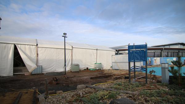 Haupt-Baustelle: Während am neuen Prunkstück der Franken-Thermen-Erweiterung, dem neuen Zwölf-Prozent-Sole-Becken (rechts im Hintergrund), die Fliesenarbeiten beginnen, werden die Arbeiter am neuen Außenbecken derzeit von einem Zelt vor Regen und Kälte geschützt. ;