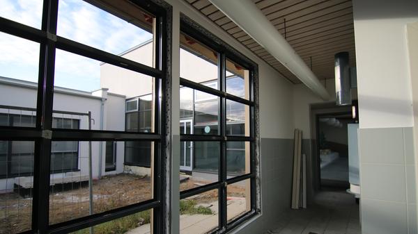 Die Fenster sind schon weg, bald wird der komplette Gang, der noch Zwölf-Prozent-Becken und Salzsee verbindet, abgerissen.;