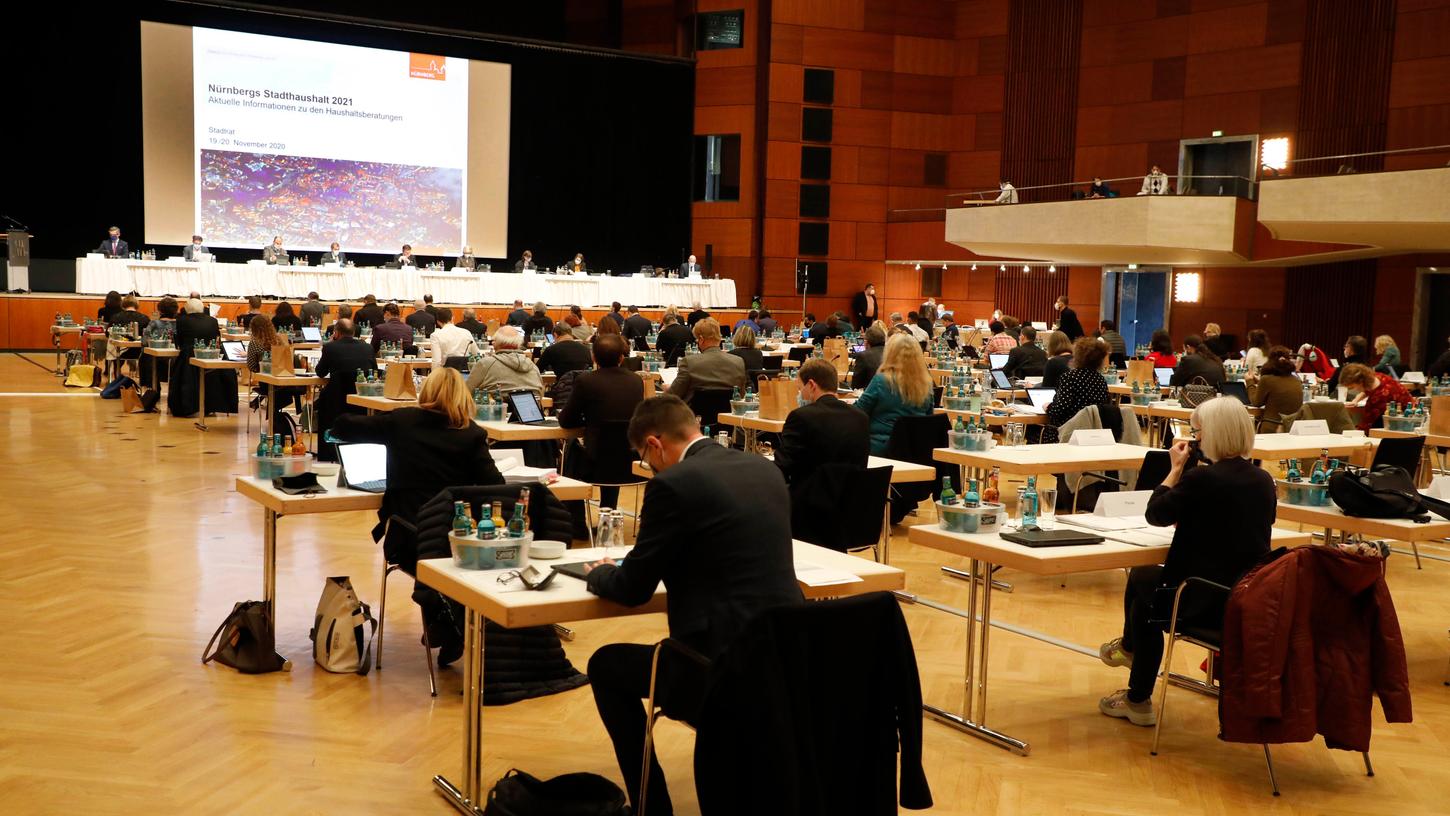 In der Meistersingerhalle berieten die Mitglieder des Stadtrates über den neuen Haushalt.