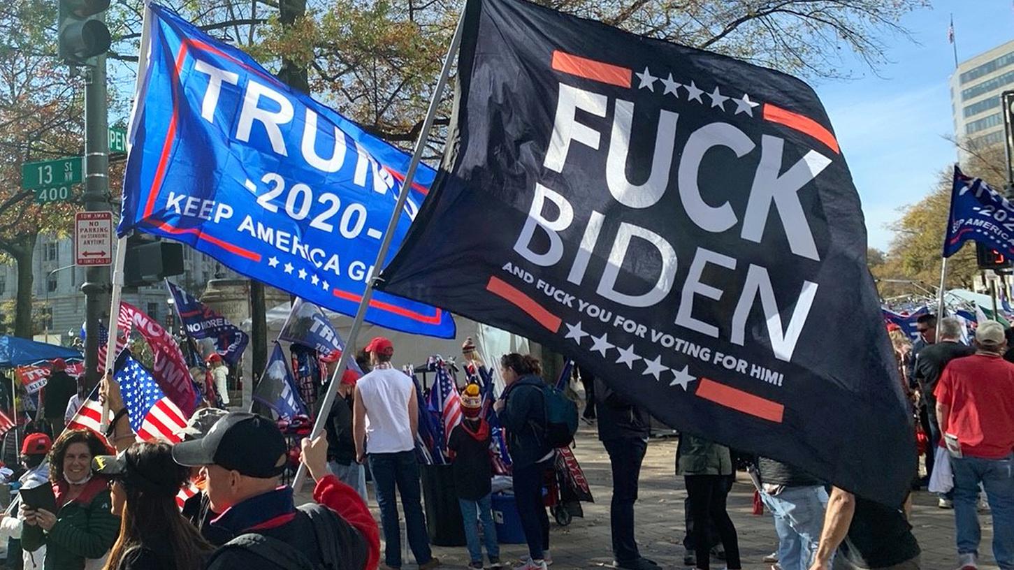 Trump-Anhänger stehen bei einer Demonstration unter dem Motto "Make America Great Again" zur Unterstützung von US-Präsident Trump und schwenken Fahnen gegen Biden.