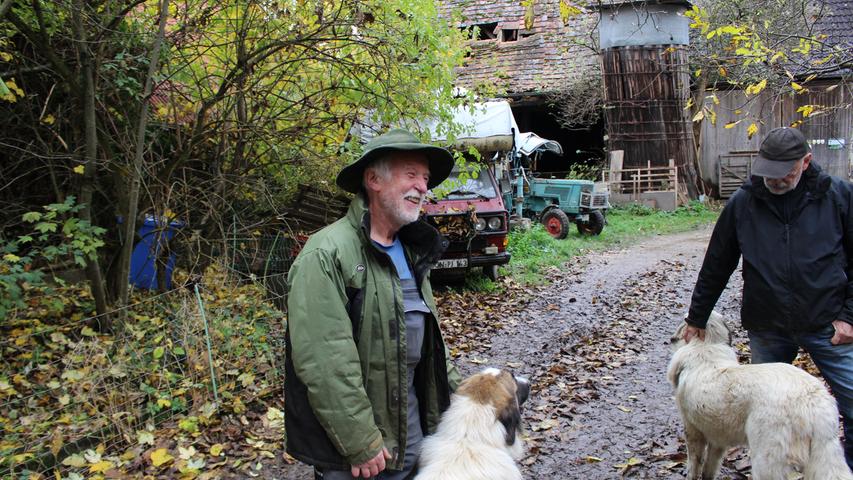 Um über die Arbeit mit den Herdenschutzhunden aufzuklären, hat Dobrick an einem Nachmittag verschiedenen Interessenvertreter eingeladen. Rechts im Bild steht der Schafexperte René Gomringer aus Biberbach.