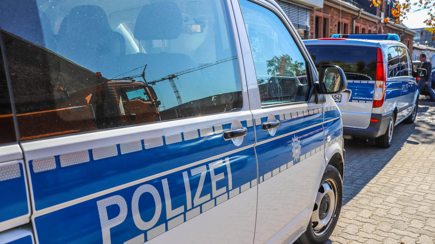 Die Polizei wird die Straßen für die angemeldete Demonstration sperren und den Verkehr umleiten.
Die Polizei wird die Straßen für die angemeldete Demonstration sperren und den Verkehr umleiten.