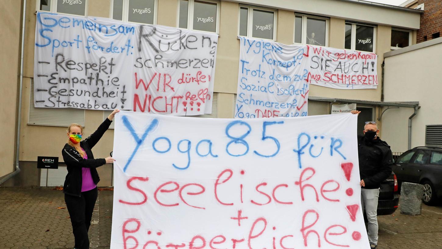 Die Yoga-Lehrer Michaela Regus und Oliver Kocher haben Protestplakate an ihr Studio „Yoga85“ gehängt. Dass sie dort derzeit niemanden empfangen dürfen, sei nicht nur für sie selbst, sondern auch für ihre Mitglieder höchst problematisch.