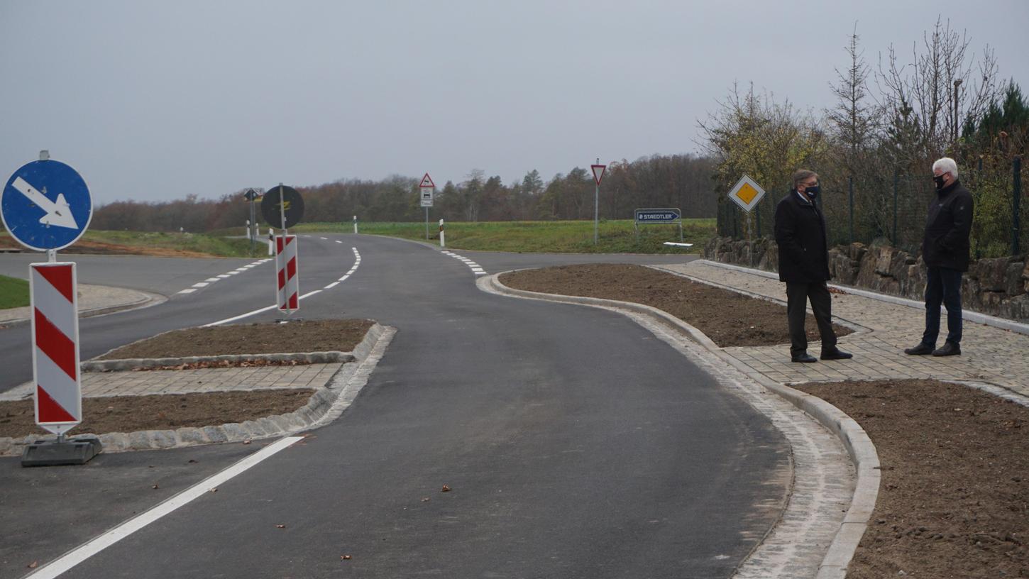 Sugenheims Erster Bürgermeister Reinhold Klein (r.) und Landrat Helmut Weiß trafen sich an der Querungshilfe am Ortsausgang von Sugenheim zur Eröffnung der NEA 31. Sugenheims Erster Bürgermeister Reinhold Klein (r.) und Landrat Helmut Weiß trafen sich an der Querungshilfe am Ortsausgang von Sugenheim zur Eröffnung der NEA 31.