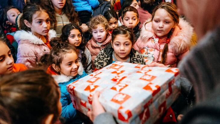 Das Pressefoto von Samaritan‘s Purse zeigt nach Angaben der Organisation die Verteilung von Weihnachtspäckchen bei Roma-Kindern in Rumänien. Das Pressefoto von Samaritan‘s Purse zeigt nach Angaben der Organisation die Verteilung von Weihnachtspäckchen bei Roma-Kindern in Rumänien.