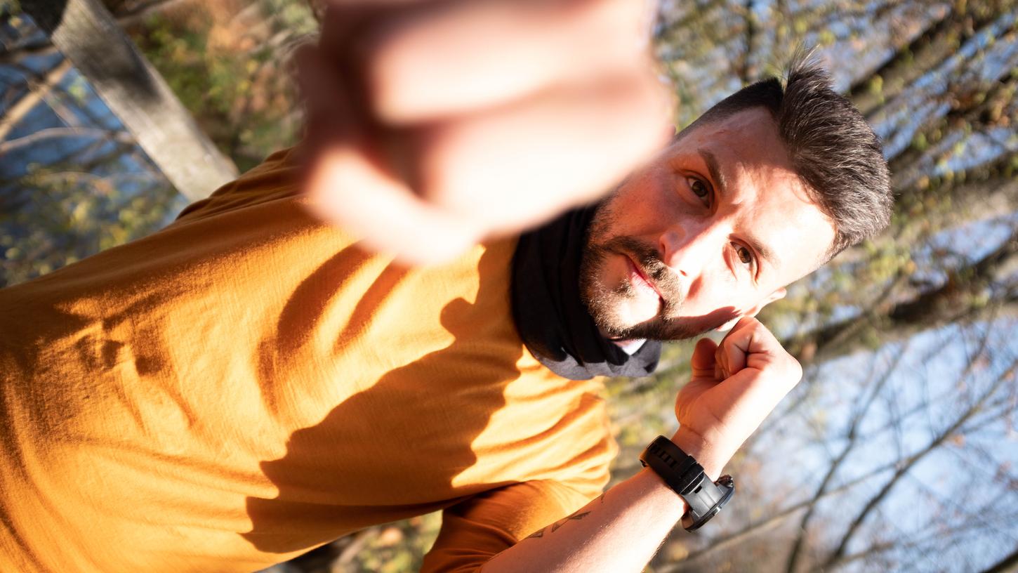 André Ringendahl ist lizensierter Fitnesstrainer und hat Multiple Sklerose. Diese unheilbare Krankheit zerstört Nervenstrukturen, aber nicht sein Leben.