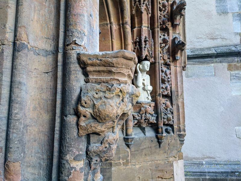 Heiligenfigur am Neumarkter Münster vom Sockel gestürzt Heiligenfigur am Neumarkter Münster vom Sockel gestürzt