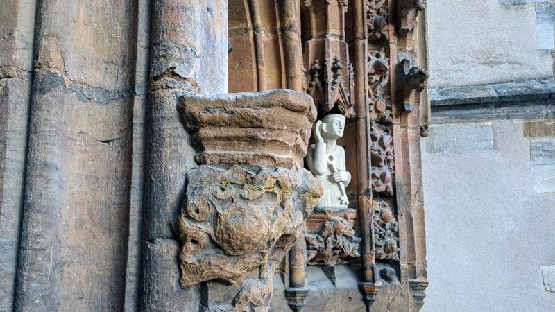 Heiligenfigur am Neumarkter Münster vom Sockel gestürzt