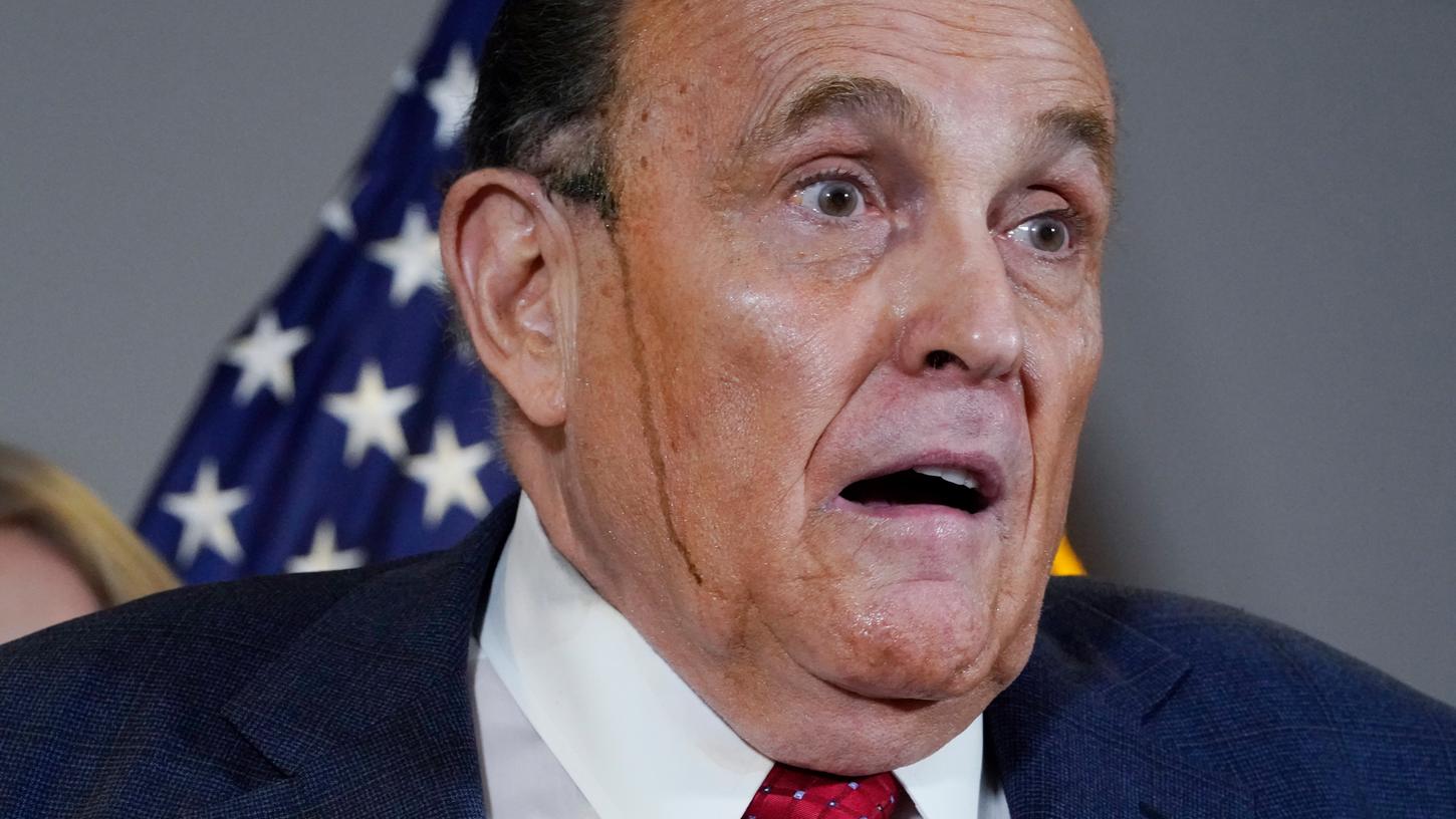 Weil Giuliani so schwitze, löste sich offenbar das Haarfärbemittel und rann über sein Gesicht. 