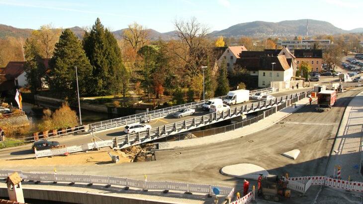 Die neue Kuhpegnitzbrücke kann ab dem heutigen Freitag Nachmittag einspurig stadtauswärts befahren werden. Stadteinwärts bleibt der Verkehr bis zum Frühjahr auf der Behelfsüberquerung – ohne die nervige Ampel. Die neue Kuhpegnitzbrücke kann ab dem heutigen Freitag Nachmittag einspurig stadtauswärts befahren werden. Stadteinwärts bleibt der Verkehr bis zum Frühjahr auf der Behelfsüberquerung – ohne die nervige Ampel.