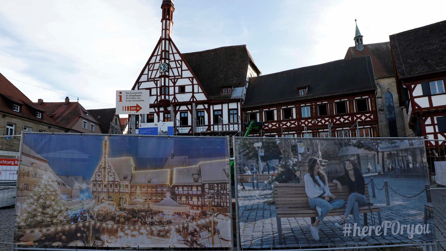 Forchheims Rathausplatz und das Schild "Here For You", eine Kampagne der Innenstadthändler-Vereinigung HeimFOrteil, die Bürger dazu aufruft, den lokalen Einzelhandel zu unterstützen.