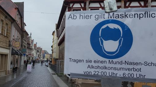 Die Schilder sind inzwischen weg: Die Maskenpflicht in der Forchheimer Hauptsstraße ist nun nicht mehr gültig. 