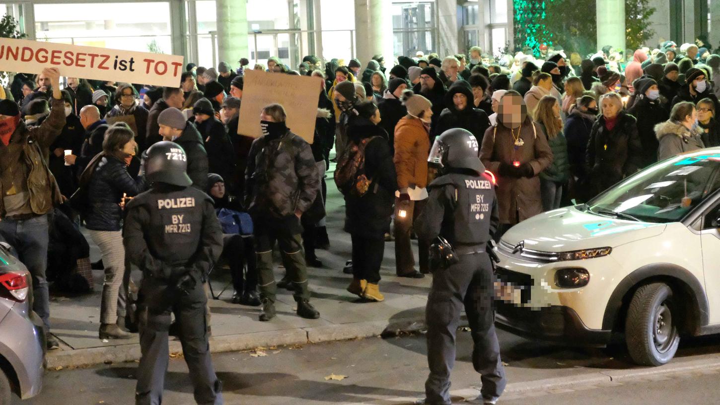 Kaum Masken, wenig Abstand: Polizei muss Querdenker-Demo in Nürnberg sichern