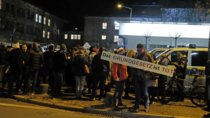 Wenig Abstand, keine Masken: Polizei muss Querdenker-Demo in Nürnberg ordnen